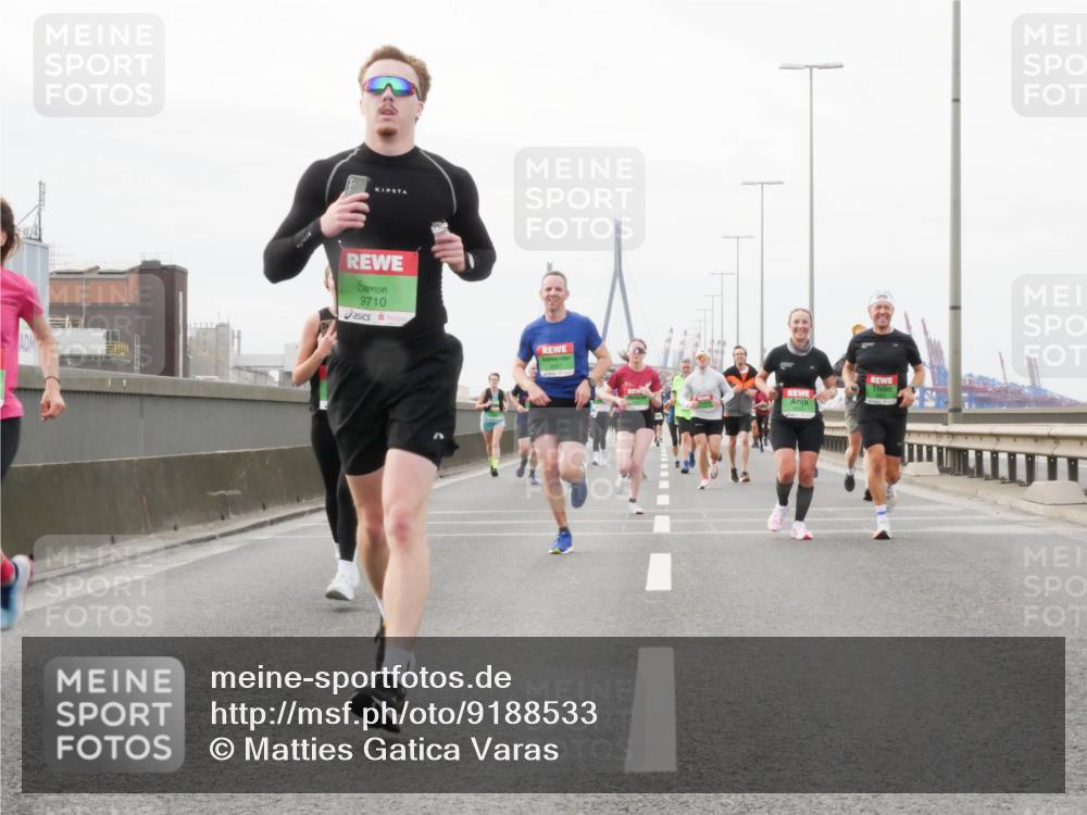 03.10.2025 - Köhlbrandbrückenlauf Matties Gatica Varas http://msf.ph/oto/9188533 03.10.2025 15:54:38 Position 3 9710 meine-sportfotos.de