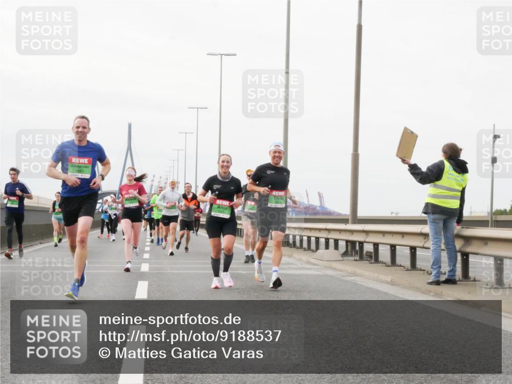 03.10.2025 - Köhlbrandbrückenlauf Matties Gatica Varas http://msf.ph/oto/9188537 03.10.2025 15:54:39 Position 3 9097 meine-sportfotos.de