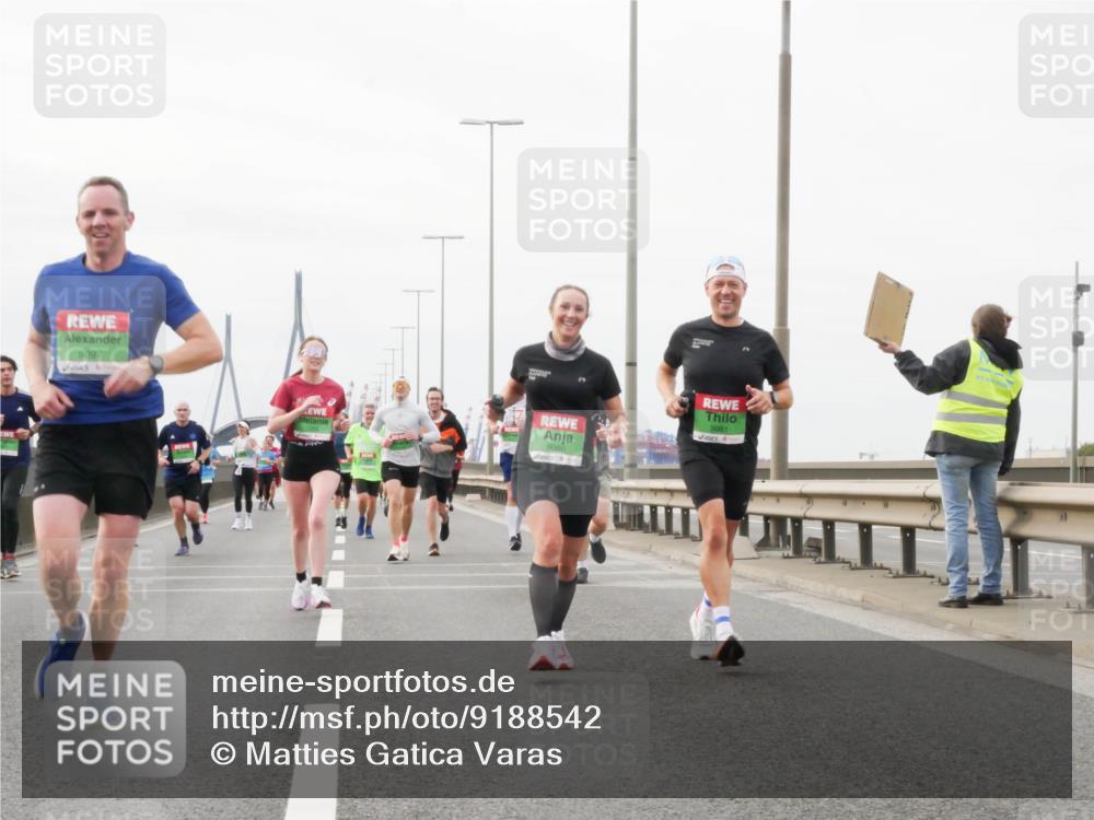 03.10.2025 - Köhlbrandbrückenlauf Matties Gatica Varas http://msf.ph/oto/9188542 03.10.2025 15:54:40 Position 3 9097, 9060, 9061 meine-sportfotos.de