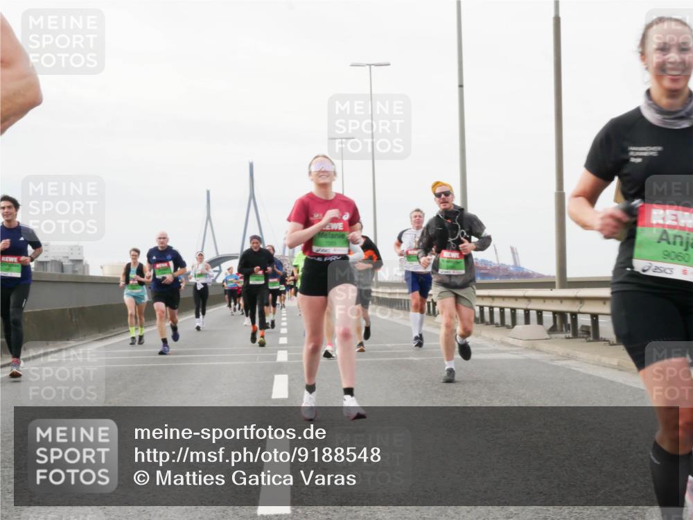 03.10.2025 - Köhlbrandbrückenlauf Matties Gatica Varas http://msf.ph/oto/9188548 03.10.2025 15:54:42 Position 3 9060 meine-sportfotos.de
