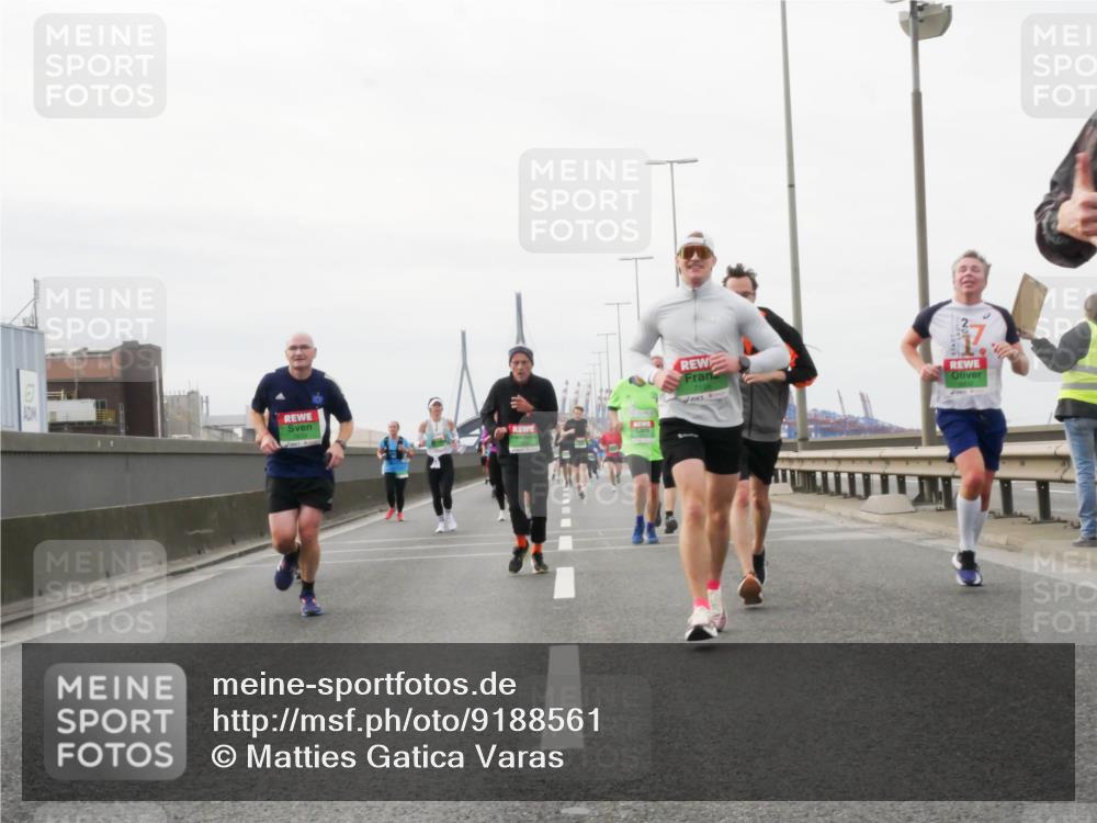 03.10.2025 - Köhlbrandbrückenlauf Matties Gatica Varas http://msf.ph/oto/9188561 03.10.2025 15:54:45 Position 3  meine-sportfotos.de