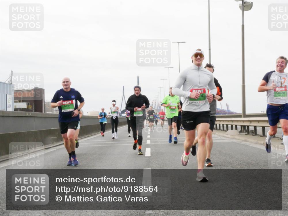 03.10.2025 - Köhlbrandbrückenlauf Matties Gatica Varas http://msf.ph/oto/9188564 03.10.2025 15:54:45 Position 3 104, 126, 8932 meine-sportfotos.de