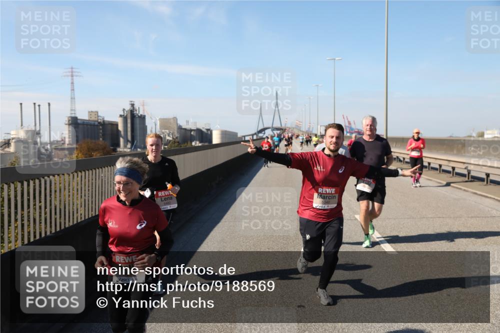 03.10.2025 - Köhlbrandbrückenlauf Yannick Fuchs http://msf.ph/oto/9188569 03.10.2025 12:07:56 Position 3 4935, 5482, 5340 meine-sportfotos.de