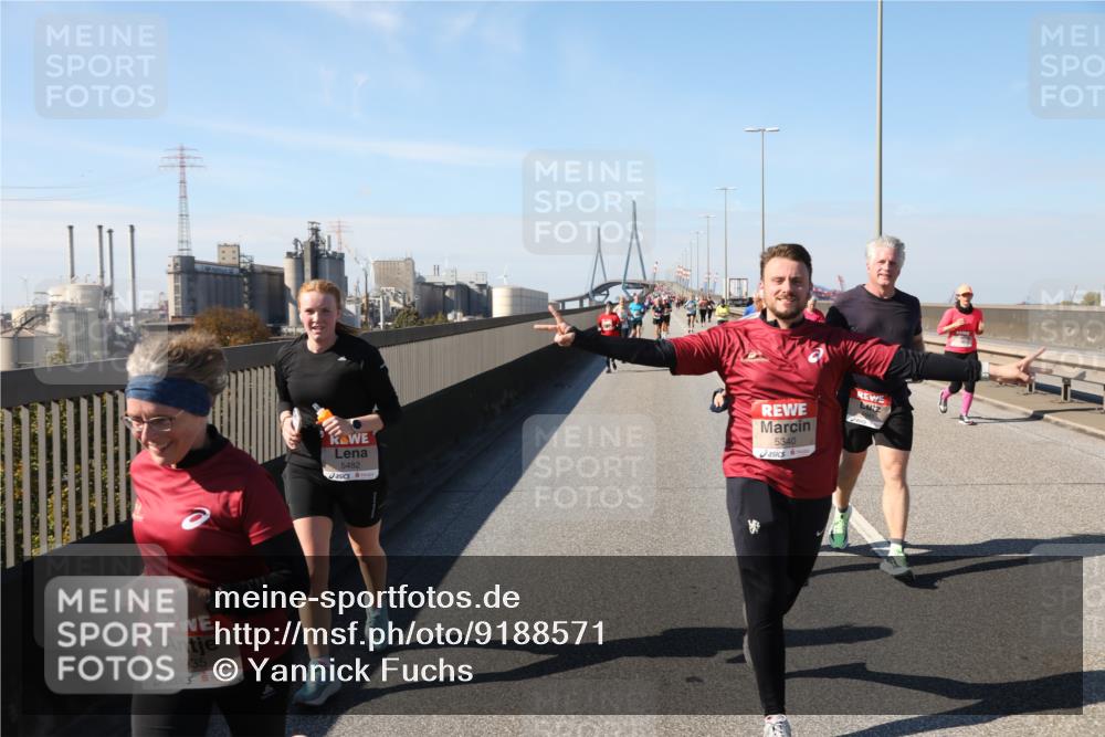 03.10.2025 - Köhlbrandbrückenlauf Yannick Fuchs http://msf.ph/oto/9188571 03.10.2025 12:07:56 Position 3 4935, 5482, 5340 meine-sportfotos.de