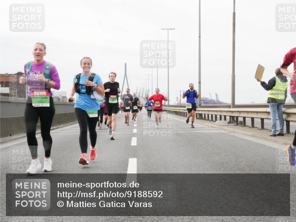 03.10.2025 - Köhlbrandbrückenlauf Matties Gatica Varas http://msf.ph/oto/9188592 03.10.2025 15:54:52 Position 3 9200, 9202 meine-sportfotos.de