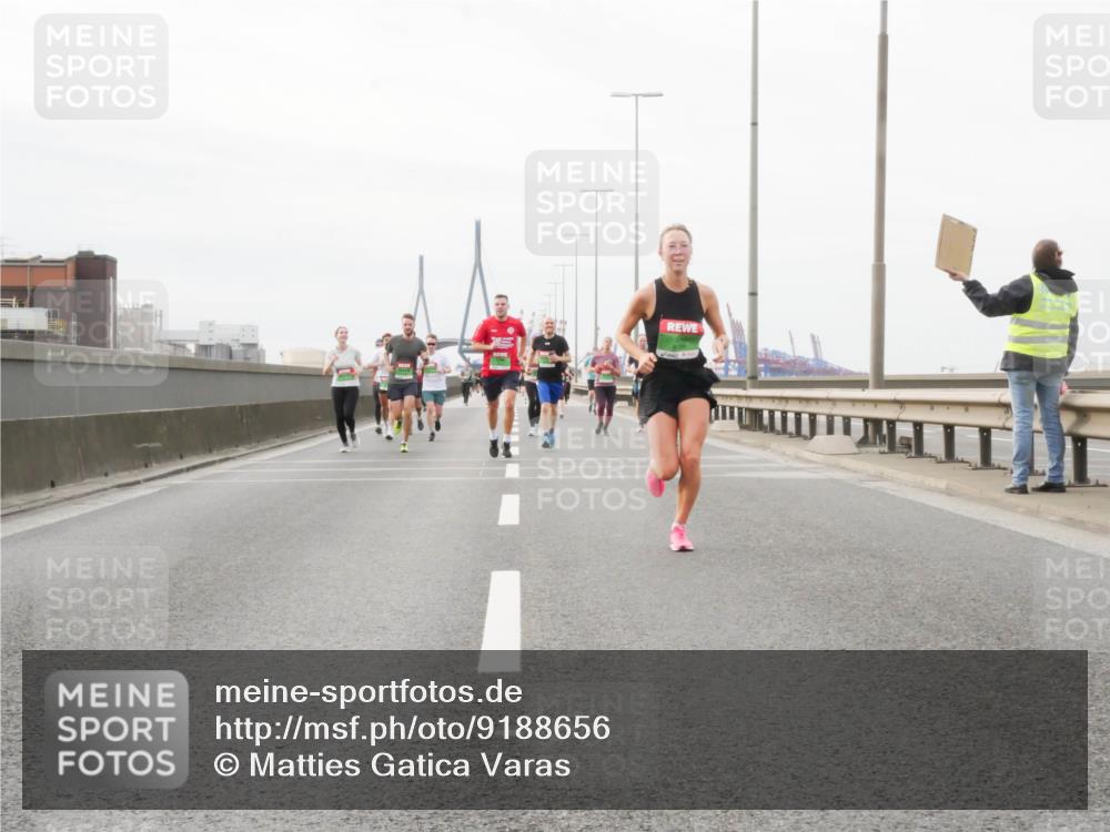 03.10.2025 - Köhlbrandbrückenlauf Matties Gatica Varas http://msf.ph/oto/9188656 03.10.2025 15:55:06 Position 3  meine-sportfotos.de
