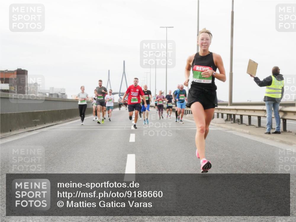 03.10.2025 - Köhlbrandbrückenlauf Matties Gatica Varas http://msf.ph/oto/9188660 03.10.2025 15:55:07 Position 3 9739 meine-sportfotos.de