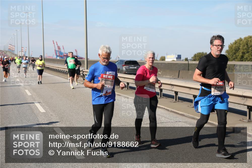 03.10.2025 - Köhlbrandbrückenlauf Yannick Fuchs http://msf.ph/oto/9188662 03.10.2025 12:08:02 Position 3 5077, 5074, 5463 meine-sportfotos.de