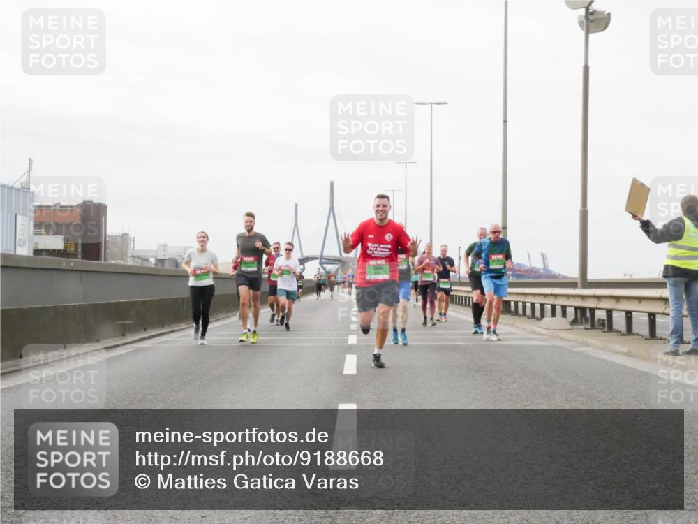 03.10.2025 - Köhlbrandbrückenlauf Matties Gatica Varas http://msf.ph/oto/9188668 03.10.2025 15:55:08 Position 3  meine-sportfotos.de