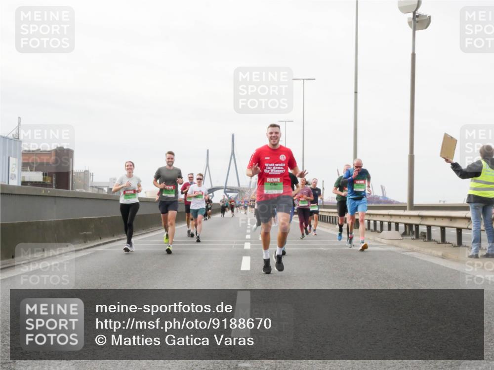 03.10.2025 - Köhlbrandbrückenlauf Matties Gatica Varas http://msf.ph/oto/9188670 03.10.2025 15:55:09 Position 3  meine-sportfotos.de