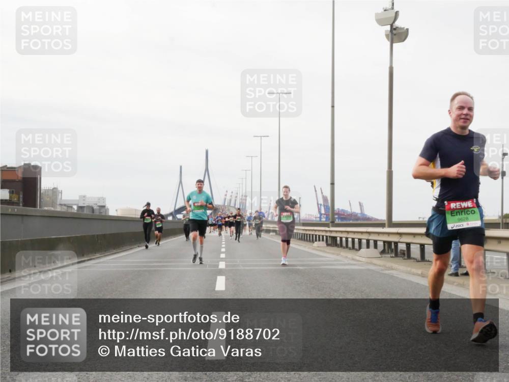 03.10.2025 - Köhlbrandbrückenlauf Matties Gatica Varas http://msf.ph/oto/9188702 03.10.2025 15:55:16 Position 3 9628 meine-sportfotos.de