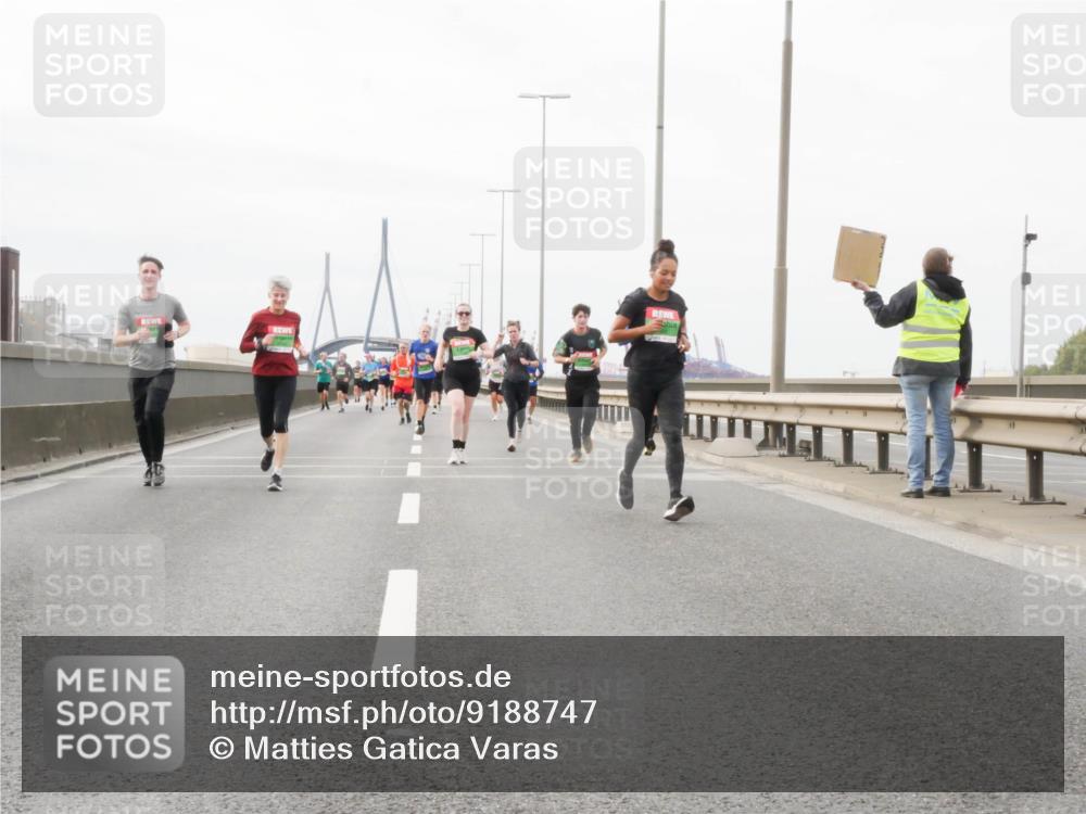 03.10.2025 - Köhlbrandbrückenlauf Matties Gatica Varas http://msf.ph/oto/9188747 03.10.2025 15:55:27 Position 3  meine-sportfotos.de