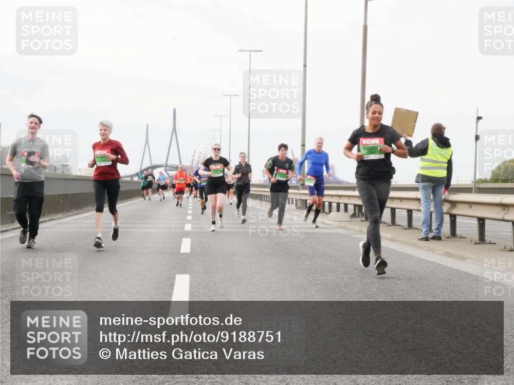 03.10.2025 - Köhlbrandbrückenlauf Matties Gatica Varas http://msf.ph/oto/9188751 03.10.2025 15:55:28 Position 3  meine-sportfotos.de