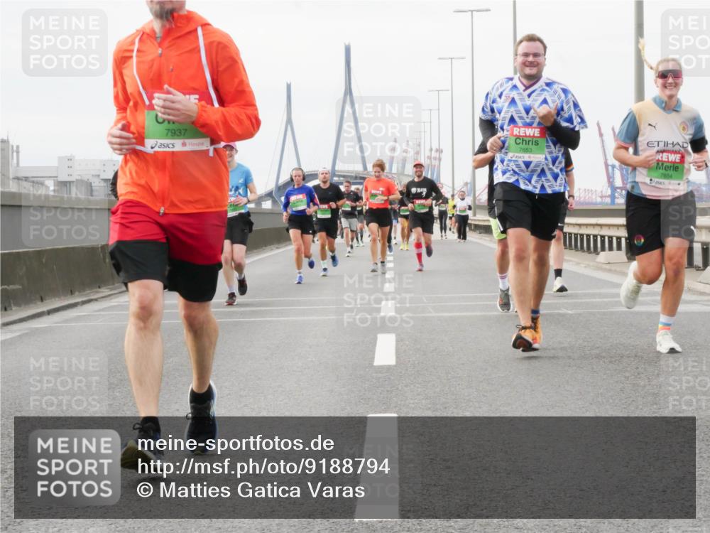 03.10.2025 - Köhlbrandbrückenlauf Matties Gatica Varas http://msf.ph/oto/9188794 03.10.2025 15:55:38 Position 3 7937, 7653, 7654 meine-sportfotos.de