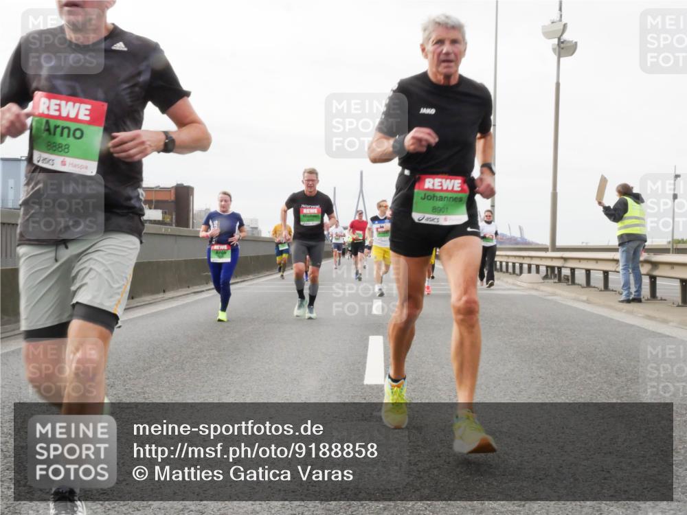 03.10.2025 - Köhlbrandbrückenlauf Matties Gatica Varas http://msf.ph/oto/9188858 03.10.2025 15:55:54 Position 3 8888, 8901 meine-sportfotos.de