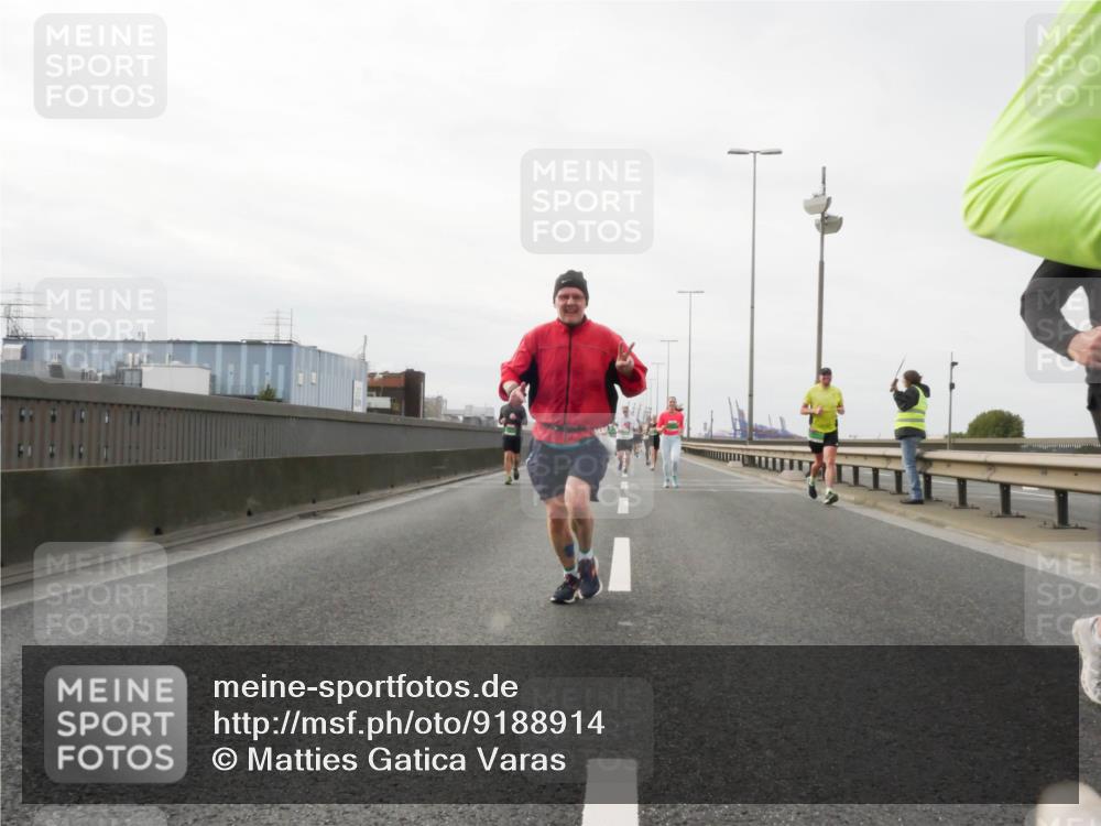 03.10.2025 - Köhlbrandbrückenlauf Matties Gatica Varas http://msf.ph/oto/9188914 03.10.2025 15:56:05 Position 3  meine-sportfotos.de