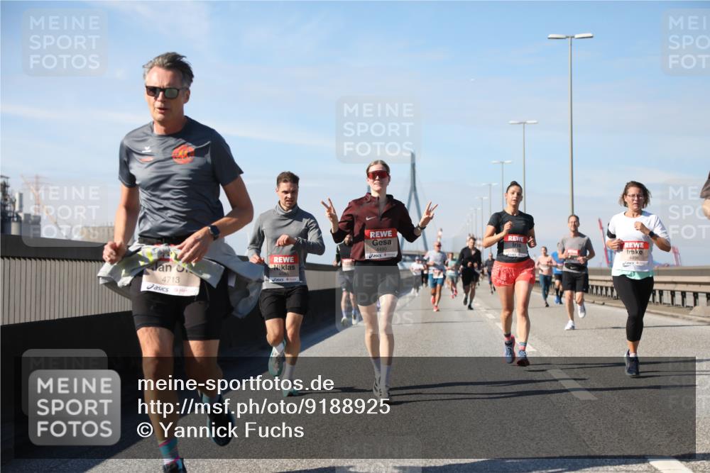 03.10.2025 - Köhlbrandbrückenlauf Yannick Fuchs http://msf.ph/oto/9188925 03.10.2025 11:48:21 Position 3 4713, 4490, 4496 meine-sportfotos.de