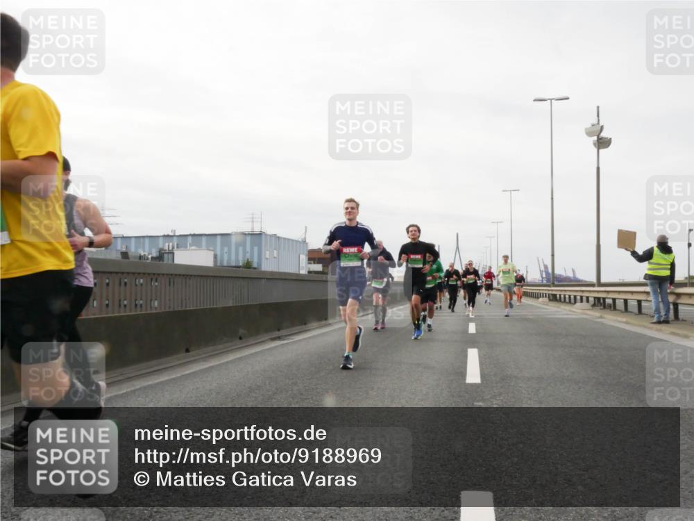 03.10.2025 - Köhlbrandbrückenlauf Matties Gatica Varas http://msf.ph/oto/9188969 03.10.2025 15:56:18 Position 3  meine-sportfotos.de