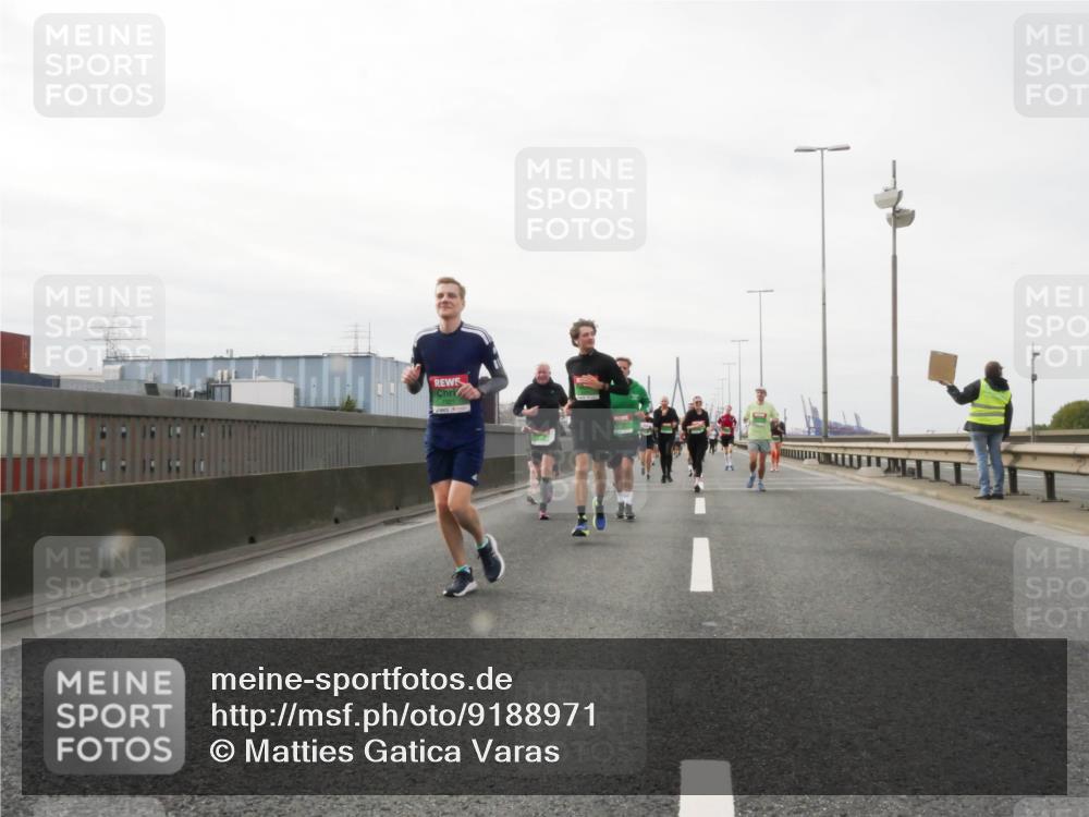 03.10.2025 - Köhlbrandbrückenlauf Matties Gatica Varas http://msf.ph/oto/9188971 03.10.2025 15:56:18 Position 3  meine-sportfotos.de