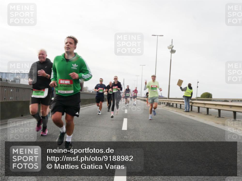 03.10.2025 - Köhlbrandbrückenlauf Matties Gatica Varas http://msf.ph/oto/9188982 03.10.2025 15:56:21 Position 3  meine-sportfotos.de