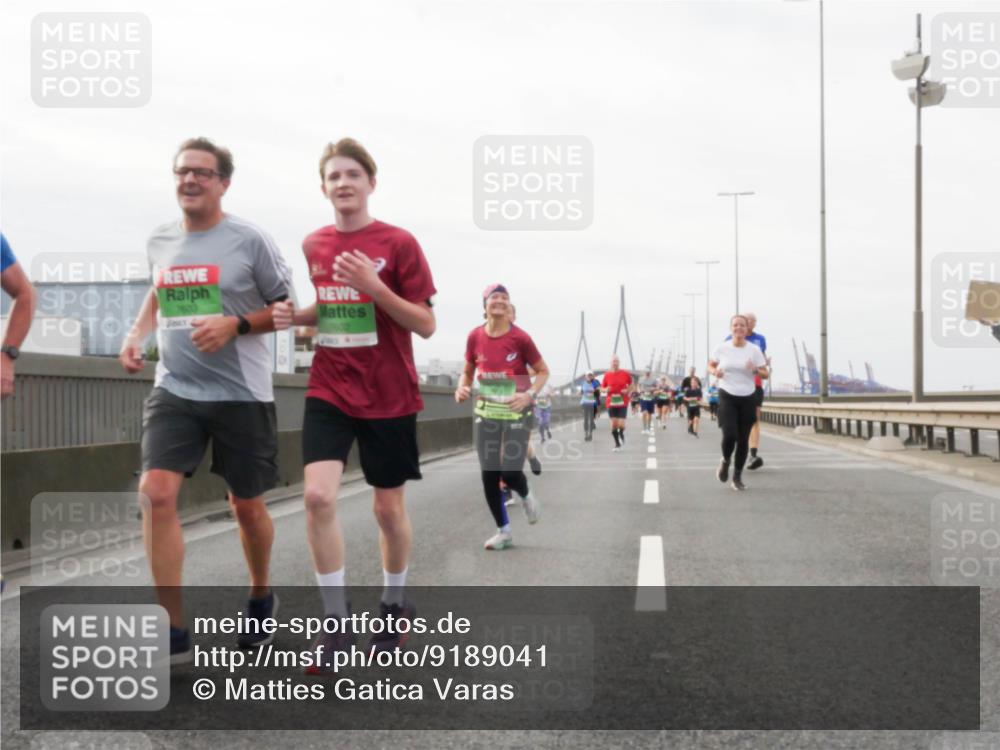 03.10.2025 - Köhlbrandbrückenlauf Matties Gatica Varas http://msf.ph/oto/9189041 03.10.2025 15:56:34 Position 3  meine-sportfotos.de