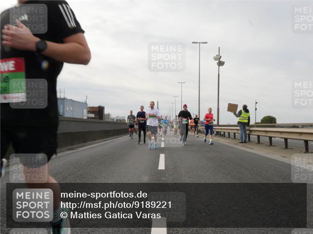 03.10.2025 - Köhlbrandbrückenlauf Matties Gatica Varas http://msf.ph/oto/9189221 03.10.2025 15:57:17 Position 3 2, 74 meine-sportfotos.de