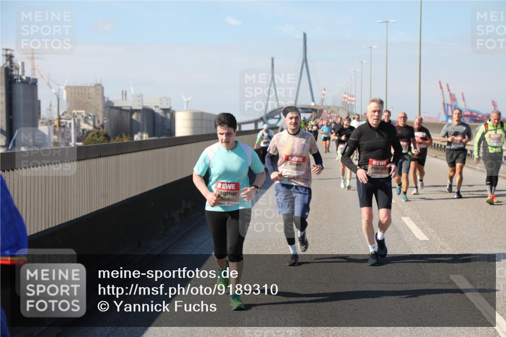 03.10.2025 - Köhlbrandbrückenlauf Yannick Fuchs http://msf.ph/oto/9189310 03.10.2025 12:08:53 Position 3 4886, 4416 meine-sportfotos.de