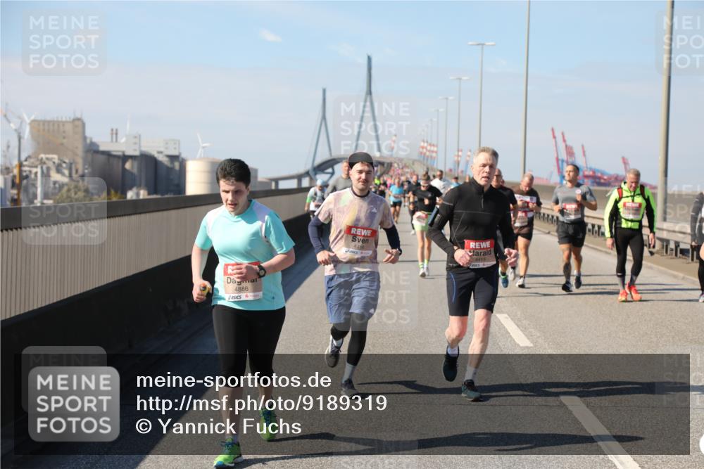 03.10.2025 - Köhlbrandbrückenlauf Yannick Fuchs http://msf.ph/oto/9189319 03.10.2025 12:08:53 Position 3 4886, 4416, 4415 meine-sportfotos.de