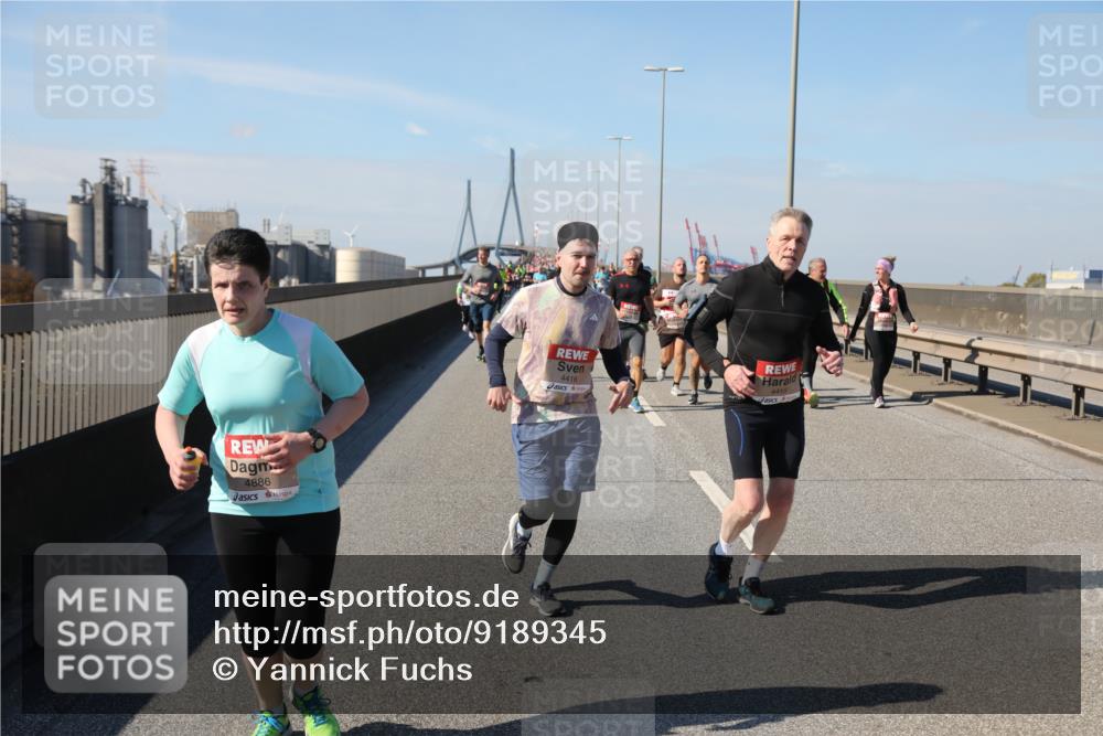03.10.2025 - Köhlbrandbrückenlauf Yannick Fuchs http://msf.ph/oto/9189345 03.10.2025 12:08:55 Position 3 4886, 4416, 4415 meine-sportfotos.de