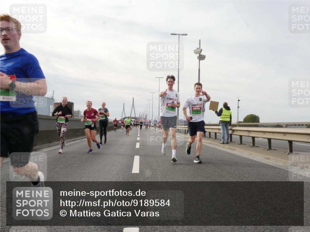 03.10.2025 - Köhlbrandbrückenlauf Matties Gatica Varas http://msf.ph/oto/9189584 03.10.2025 15:58:43 Position 3 29 meine-sportfotos.de