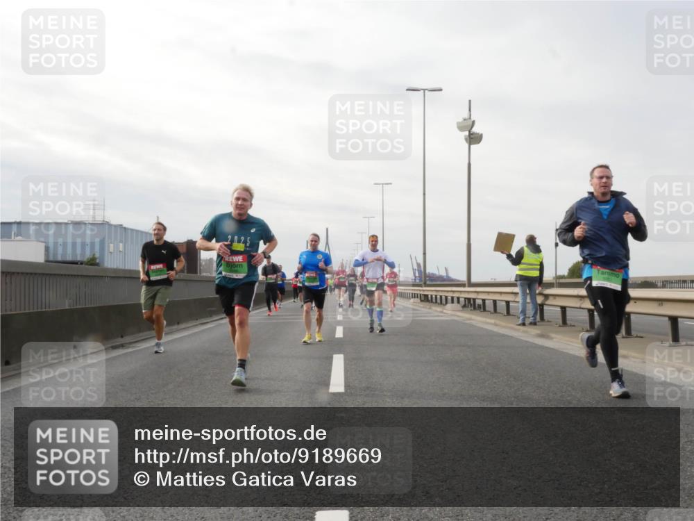 03.10.2025 - Köhlbrandbrückenlauf Matties Gatica Varas http://msf.ph/oto/9189669 03.10.2025 15:59:01 Position 3  meine-sportfotos.de