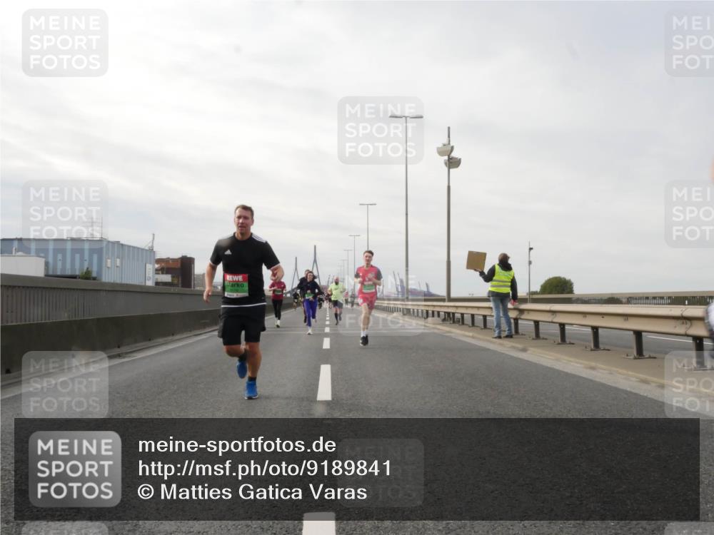 03.10.2025 - Köhlbrandbrückenlauf Matties Gatica Varas http://msf.ph/oto/9189841 03.10.2025 15:59:39 Position 3  meine-sportfotos.de