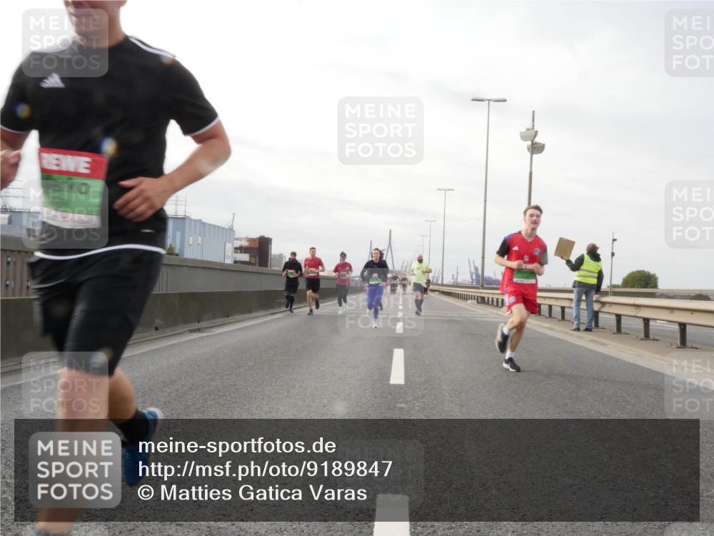 03.10.2025 - Köhlbrandbrückenlauf Matties Gatica Varas http://msf.ph/oto/9189847 03.10.2025 15:59:40 Position 3  meine-sportfotos.de