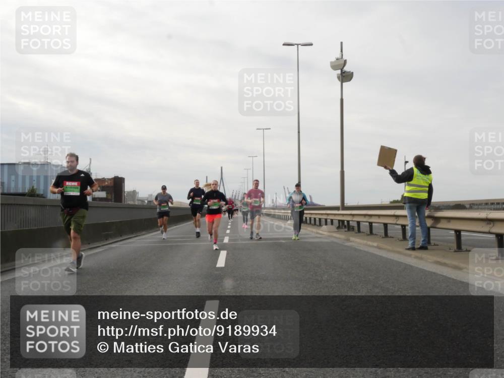03.10.2025 - Köhlbrandbrückenlauf Matties Gatica Varas http://msf.ph/oto/9189934 03.10.2025 16:00:11 Position 3  meine-sportfotos.de