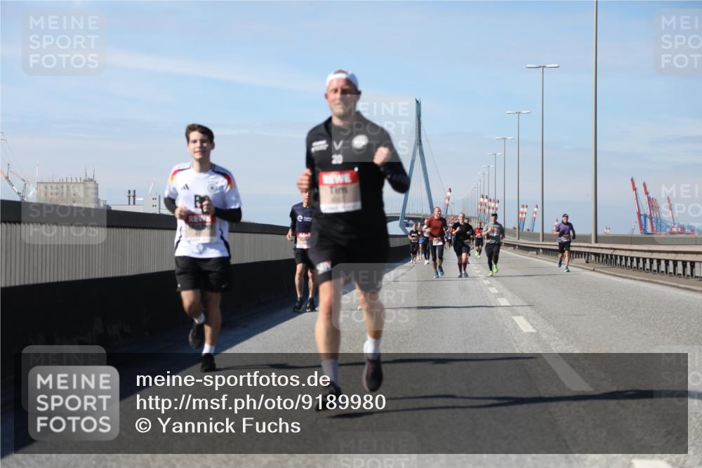 03.10.2025 - Köhlbrandbrückenlauf Yannick Fuchs http://msf.ph/oto/9189980 03.10.2025 11:49:46 Position 3  meine-sportfotos.de