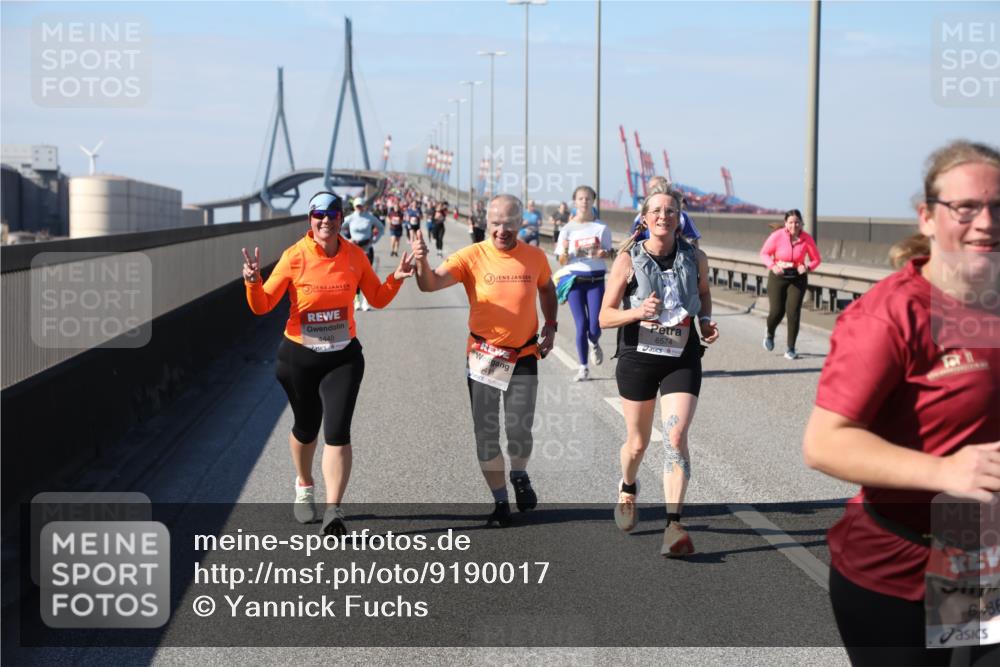 03.10.2025 - Köhlbrandbrückenlauf Yannick Fuchs http://msf.ph/oto/9190017 03.10.2025 12:09:53 Position 3 4440, 0411, 6574, 6486 meine-sportfotos.de