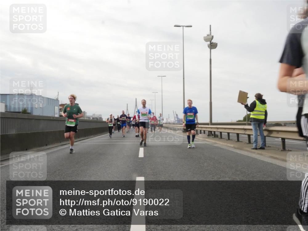 03.10.2025 - Köhlbrandbrückenlauf Matties Gatica Varas http://msf.ph/oto/9190022 03.10.2025 16:00:36 Position 3  meine-sportfotos.de