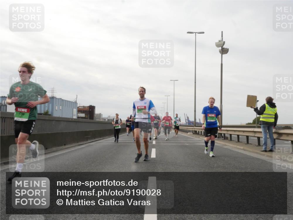 03.10.2025 - Köhlbrandbrückenlauf Matties Gatica Varas http://msf.ph/oto/9190028 03.10.2025 16:00:38 Position 3  meine-sportfotos.de