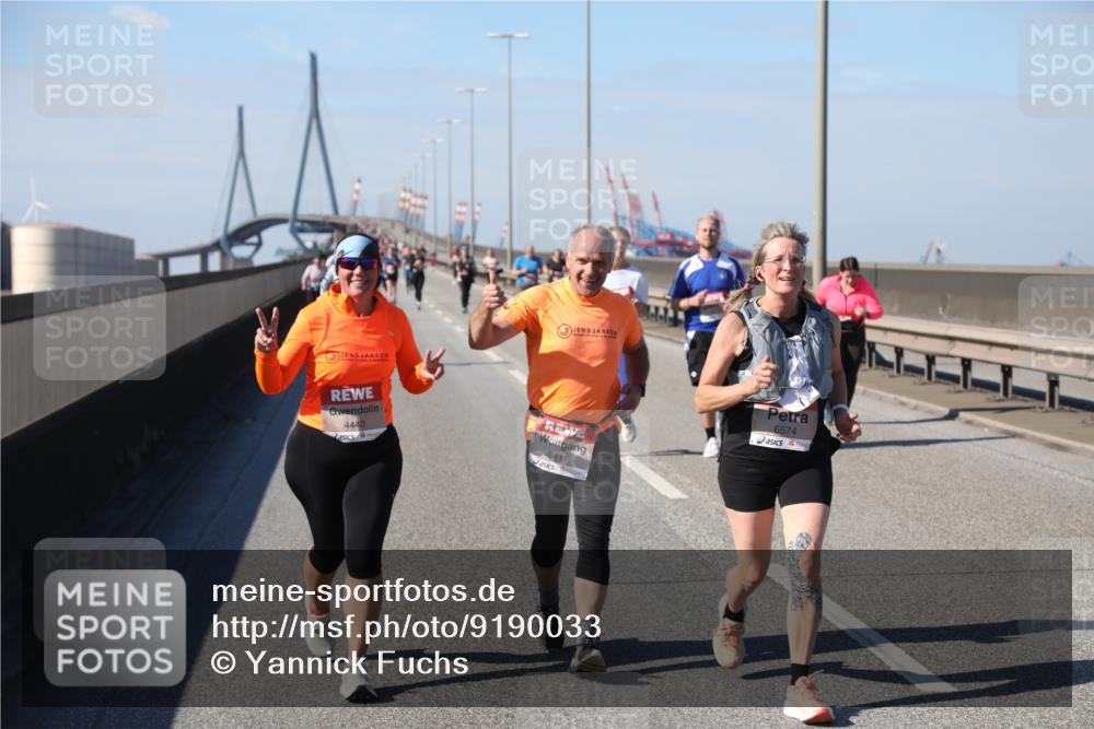 03.10.2025 - Köhlbrandbrückenlauf Yannick Fuchs http://msf.ph/oto/9190033 03.10.2025 12:09:54 Position 3 4440, 6411, 6574 meine-sportfotos.de