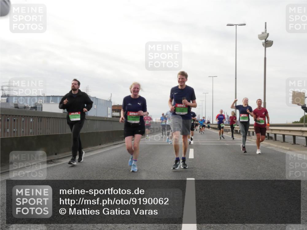 03.10.2025 - Köhlbrandbrückenlauf Matties Gatica Varas http://msf.ph/oto/9190062 03.10.2025 16:00:46 Position 3  meine-sportfotos.de
