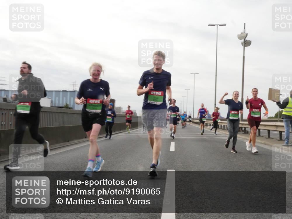 03.10.2025 - Köhlbrandbrückenlauf Matties Gatica Varas http://msf.ph/oto/9190065 03.10.2025 16:00:46 Position 3  meine-sportfotos.de