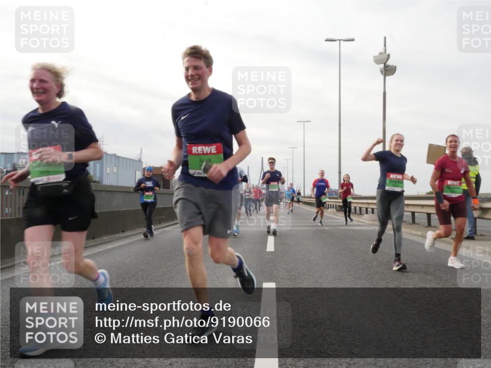 03.10.2025 - Köhlbrandbrückenlauf Matties Gatica Varas http://msf.ph/oto/9190066 03.10.2025 16:00:47 Position 3  meine-sportfotos.de