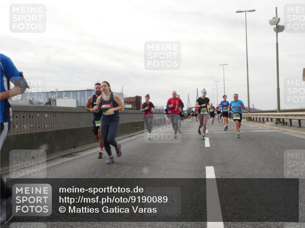 03.10.2025 - Köhlbrandbrückenlauf Matties Gatica Varas http://msf.ph/oto/9190089 03.10.2025 16:00:52 Position 3  meine-sportfotos.de