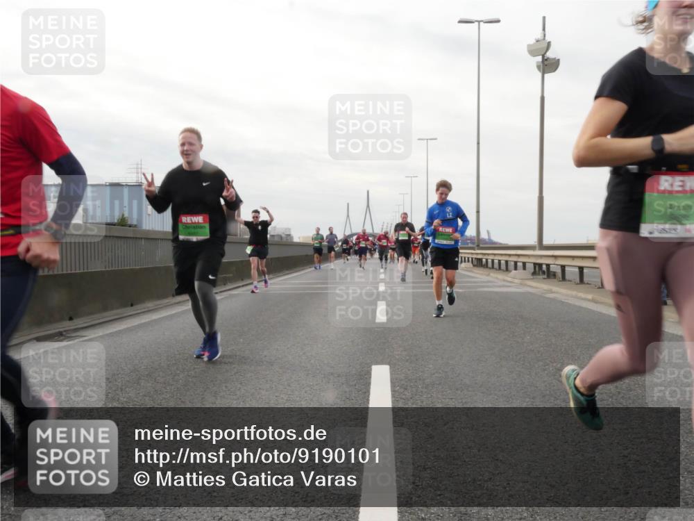03.10.2025 - Köhlbrandbrückenlauf Matties Gatica Varas http://msf.ph/oto/9190101 03.10.2025 16:00:55 Position 3  meine-sportfotos.de