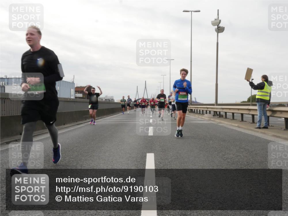 03.10.2025 - Köhlbrandbrückenlauf Matties Gatica Varas http://msf.ph/oto/9190103 03.10.2025 16:00:56 Position 3 8457 meine-sportfotos.de