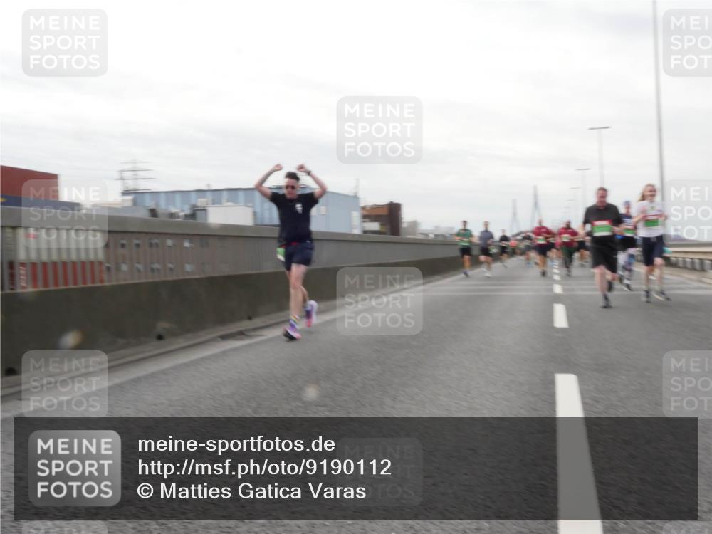 03.10.2025 - Köhlbrandbrückenlauf Matties Gatica Varas http://msf.ph/oto/9190112 03.10.2025 16:00:58 Position 3  meine-sportfotos.de