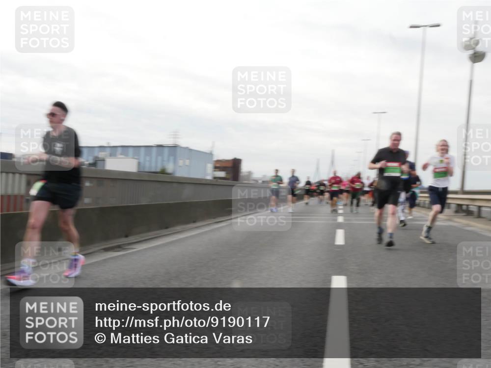 03.10.2025 - Köhlbrandbrückenlauf Matties Gatica Varas http://msf.ph/oto/9190117 03.10.2025 16:00:59 Position 3  meine-sportfotos.de