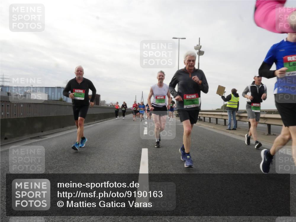 03.10.2025 - Köhlbrandbrückenlauf Matties Gatica Varas http://msf.ph/oto/9190163 03.10.2025 16:01:09 Position 3  meine-sportfotos.de