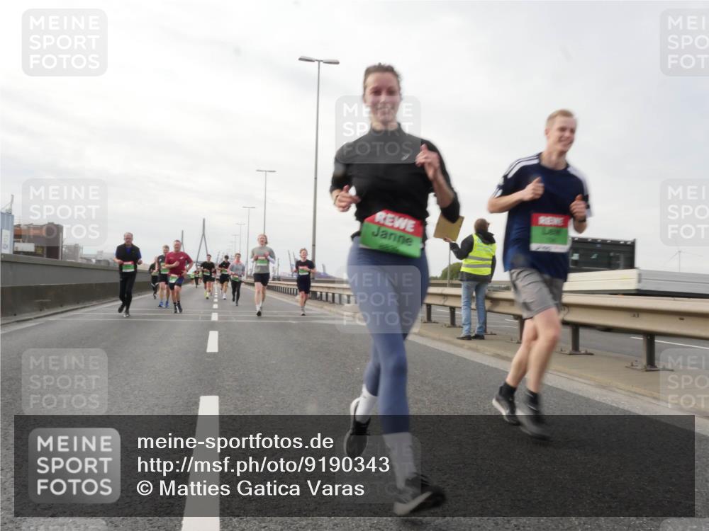03.10.2025 - Köhlbrandbrückenlauf Matties Gatica Varas http://msf.ph/oto/9190343 03.10.2025 16:01:49 Position 3  meine-sportfotos.de