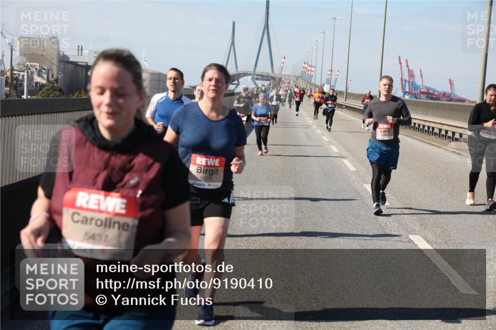 03.10.2025 - Köhlbrandbrückenlauf Yannick Fuchs http://msf.ph/oto/9190410 03.10.2025 12:10:18 Position 3 5437, 5579, 5549 meine-sportfotos.de